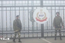 Binh sĩ gác tại cửa khẩu biên giới giữa Pakistan và Ấn Độ, tại Attari, gần Amritsar, Ấn Độ. (Ảnh: ANI/TTXVN)