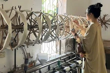 Trần Minh Nhi, người sáng lập thương hiệu Du Nhiên, cẩn thận nghiên cứu từng quy trình dệt lụa tơ tằm để lựa chọn những sản phẩm tốt nhất. 