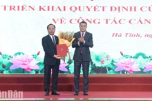 Đồng chí Lê Minh Hưng trao Quyết định của Bộ Chính trị và tặng hoa chúc mừng tân Bí thư Tỉnh ủy Hà Tĩnh Nguyễn Duy Lâm.