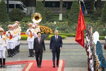 Chủ tịch nước Lương Cường và Nhà vua Vương quốc Bỉ Philippe duyệt đội danh dự Quân đội nhân dân Việt Nam.