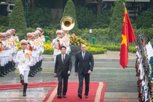 Chủ tịch nước Lương Cường và Tổng thống Bulgaria Rumen Radev duyệt đội danh dự Quân đội nhân dân Việt Nam.