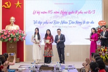 Vinh danh những bức ảnh xuất sắc nhất của Cuộc thi “Vẻ đẹp phụ nữ Báo Nhân Dân trong tà áo dài”. Tại sự kiện, Công đoàn Báo Nhân Dân đã trao giải Đặc biệt cho tác phẩm “Cười lên nào” do nhiếp ảnh gia Thế Đại (Phòng Ảnh) thực hiện. 