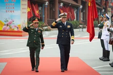Đại tướng Phan Văn Giang, Ủy viên Bộ Chính trị, Phó Bí thư Quân ủy Trung ương, Bộ trưởng Quốc phòng và Thượng tướng Đổng Quân, Ủy viên Trung ương Đảng Cộng sản Trung Quốc, Bộ trưởng Quốc phòng Trung Quốc duyệt đội danh dự Quân đội nhân dân Việt Nam.