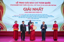 Đại diện nhóm tác giả Báo Nhân Dân nhận giải Nhất loại hình báo điện tử.