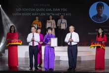 Báo Nhân Dân giành giải Nhì với tác phẩm "Lợi ích của quốc gia, dân tộc luôn được đặt lên trên hết" (2 kỳ) của nhóm tác giả Phạm Thị Phong Điệp, Nguyễn Thiên Vương, Thanh Hải.