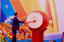 Đánh trống khai mạc Lễ hội Bút Nghiên.