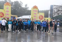 Nhân dân thành phố Sầm Sơn rèn luyện thân thể theo gương Bác Hồ vĩ đại.