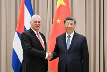 Chủ tịch Cuba Miguel Díaz-Canel và người đồng cấp Trung Quốc Tập Cận Bình trong cuộc gặp tại Moskva bên lề Lễ Kỷ niệm 80 năm Ngày Chiến thắng trong Chiến tranh Vệ quốc vĩ đại. (Nguồn: Xinhua)
