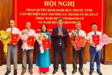 Phó Bí thư Thường trực Thành ủy Phạm Đức Tiến (thứ 3 bên phải) trao quyết định cho 5 đồng chí nghỉ hưu trước tuổi theo Nghị định 178.