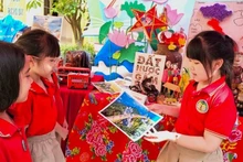 Học sinh Trường tiểu học chất lượng cao Tràng An (quận Hoàn Kiếm, Hà Nội) khám phá văn hóa các nước tại Ngày hội Ngôn ngữ được tổ chức tại trường.