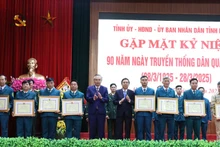 Các đồng chí lãnh đạo tỉnh trao tặng Bằng khen của Chủ tịch Ủy ban nhân dân tỉnh cho các tập thể, cá nhân có thành tích xuất sắc trong công tác dân quân tự vệ.