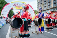 Biểu diễn tiết mục văn nghệ truyền thống trước lễ trao giải.