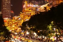 Hồng Nhai Động luôn chật cứng người và phương tiện giao thông.