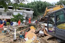 Lực lượng cứu hộ tìm kiếm người dân bị vùi lấp ở thôn Nhạc Lâm, xã Thọ Nhạc, khu Nam Nhạc, tỉnh Hồ Nam. (Ảnh: Tân Hoa xã)