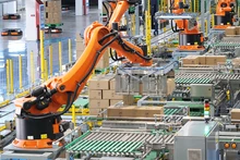 Robot bốc xếp sản phẩm sữa tươi của Tập đoàn Yili, khu tự trị Nội Mông, Trung Quốc. (Ảnh: HỒ QUÂN)