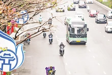 Thực hiện lộ trình chuyển đổi phương tiện xanh, Tổng công ty Vận tải Hà Nội (Transerco) đã đưa vào vận hành thí điểm một số tuyến buýt điện. (Ảnh THẾ ĐẠI)