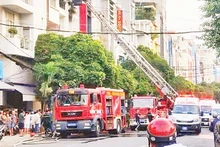 Lực lượng phòng cháy, chữa cháy và cứu nạn, cứu hộ hoạt động tại một vụ cháy nhà ở kết hợp kinh doanh tại quận Tân Bình.