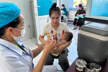 Tiêm chủng vắc-xin phòng, chống bệnh sởi.