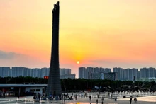 Bảo tàng Lịch sử Quân sự Việt Nam thu hút đông đảo khách tham quan. (Ảnh NGUYỄN ĐĂNG)