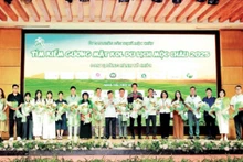 Lãnh đạo Hiệp hội Du lịch tỉnh và thị xã Mộc Châu tặng hoa. 
