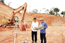 Khu tái định cư Phù Hương, xã Bạch Xa, huyện Hàm Yên mới chỉ hoàn thành san gạt mặt bằng.