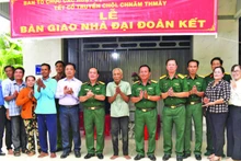 Lãnh đạo Bộ Chỉ huy quân sự tỉnh Kiên Giang bàn giao Nhà Đại đoàn kết cho ông Danh Onl.