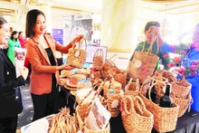 Doanh nghiệp nhỏ và vừa quảng bá các sản phẩm thủ công mỹ nghệ tại các hội nghị, hội thảo du lịch.
