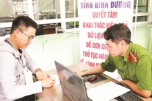 Công an tỉnh Bình Dương hướng dẫn người dân cập nhật dữ liệu để đơn giản thủ tục hành chính thông qua ứng dụng công nghệ số.