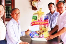 Bí thư Huyện ủy Gò Dầu Trịnh Ngọc Phương (phải) thăm và tặng quà Anh hùng Lực lượng vũ trang Phạm Văn Chiến nhân dịp kỷ niệm 50 năm Ngày Giải phóng miền nam, thống nhất đất nước.