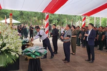 Đoàn Tỉnh ủy Gia Lai do Bí thư Tỉnh Ủy Hồ Văn Niên làm Trưởng đoàn dâng hương tại lễ truy điệu.