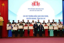Lãnh đạo tỉnh Gia Lai trao Bằng khen Ủy ban nhân dân tỉnh cho tập thể chi bộ Trường mẫu giáo Đăk Rong, huyện K'Bang.