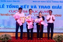 Phó Trưởng ban Thường trực Ban Tuyên giáo Tỉnh ủy Đỗ Tiến Đông (bìa phải) trao giải cho các tập thể đạt giải cuộc thi trực tuyến "Tìm hiểu pháp luật về an toàn giao thông".