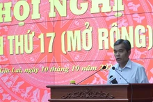 Đồng chí Hồ Văn Niên, Ủy viên Trung ương Đảng, Bí thư Tỉnh ủy, Chủ tịch Hội đồng Nhân dân tỉnh phát biểu khai mạc Hội nghị.