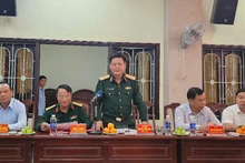 Thiếu tướng Nguyễn Trần Long, Phó Chính ủy Quân đoàn 34 chủ trì buổi gặp mặt phát biểu