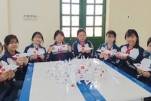 Các em học sinh gấp hạc giấy gửi ra quần đảo Trường Sa.