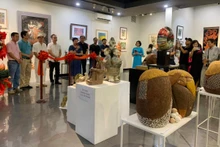 Đông đảo nghệ sĩ tham dự triển lãm.