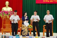 Tiến sĩ giáo dục Nguyễn Thụy Anh giao lưu cùng bộ đội Hải quân.