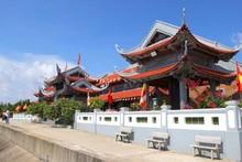 Chùa Đá Tây A bên thềm sóng.