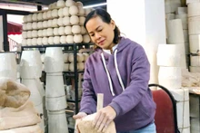 Họa sĩ Nguyễn Thị Thu Trang miệt mài bên các tác phẩm.