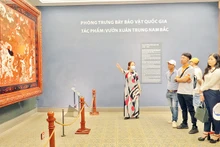Du khách tham quan Bảo tàng Mỹ thuật Thành phố Hồ Chí Minh.