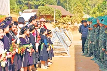 Nhân dân làng Át Thượng, xã Minh Xuân, huyện Lục Yên, tỉnh Yên Bái lưu luyến chia tay cán bộ, chiến sĩ Trung đoàn 174, Sư đoàn 316, Quân khu 2.