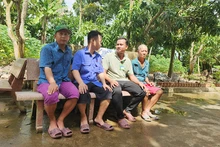 Anh Danh Thanh Ngà (thứ 2, từ phải qua) trò chuyện với bệnh nhân tâm thần tại Trung tâm Bảo trợ xã hội tỉnh Kiên Giang. 