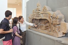 Du khách tham quan tại Bảo tàng Điêu khắc Chăm. 