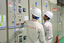 Nhân viên kỹ thuật Trung tâm thương mại Lotte Center kiểm tra hệ thống điện nhằm bảo đảm vận hành an toàn, ổn định công trình. (Ảnh TIẾN HIỆP)