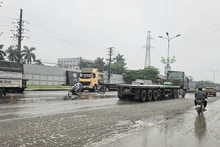 Quốc lộ 2 qua Nhà máy Thép Việt Đức (huyện Bình Xuyên) xuống cấp ảnh hưởng đến an toàn giao thông.