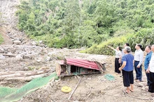 Nhà bà Quan Thị Tiết, tổ dân phố Nà Khà, thị trấn Lăng Can, huyện Lâm Bình nằm tiếp giáp chân núi Pù Húc có nguy cơ sạt lở cao.