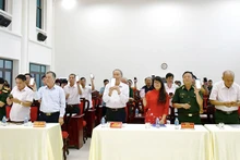 Các đại biểu hưởng ứng chương trình nhắn tin "Chung tay xoa dịu nỗi đau da cam năm 2023".