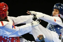 Trương Thị Kim Tuyền, nữ võ sĩ taekwondo hàng đầu nước ta (bên phải) trong một trận thi đấu quốc tế. (Ảnh GETTY)