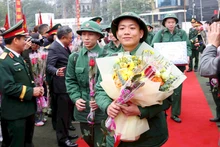 Những gương mặt rạng rỡ và tự hào của thanh niên Thủ đô khi tham gia nghĩa vụ. (Ảnh PHẠM KIÊN)