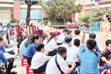 Cán bộ Phòng Cảnh sát Giao thông thành phố tuyên truyền về an toàn giao thông cho học sinh.